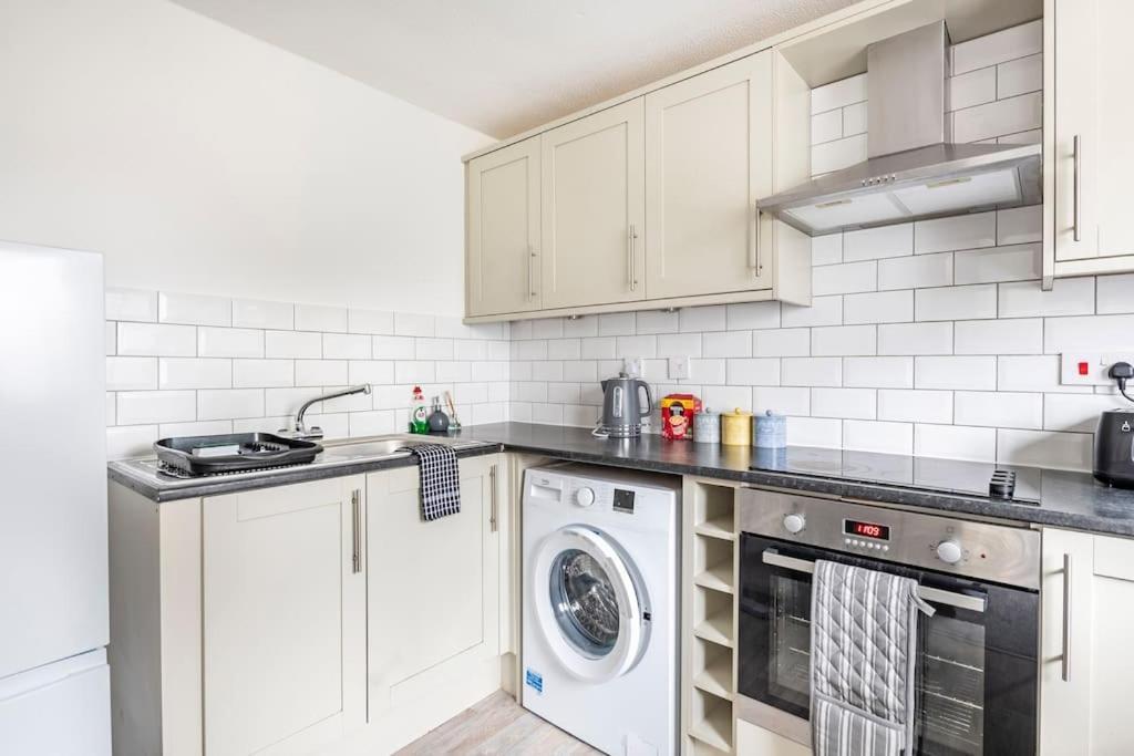 Two Bedroom Flat Near Colchester Hospital With Free Parking And Internet Mile End المظهر الخارجي الصورة